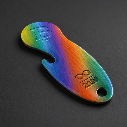 Detailaufnahme eines Bitcoin Einkaufswagenlösers aus Edelstahl in Color Stripes mit Flaschenöffner in schräger Perspektive