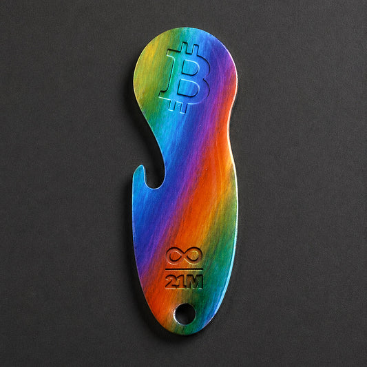 Bitcoin Einkaufswagenlöser aus Edelstahl in Color Stripes, frontal von oben fotografiert, mit integriertem Flaschenöffner